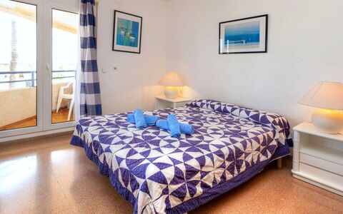 Maritim Ii: Propriété, Meubles, Bâtiment, Confort, Bleu, Bois, Ombre, Éclairage, Cadre, Design Intérieur