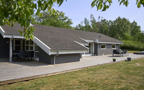 Rudolf - 400M from the Sea: Maison, Domicile, Toit, Chalet, Biens, Aménagement Paysager, Batiments Jardin, Siding, Ferme