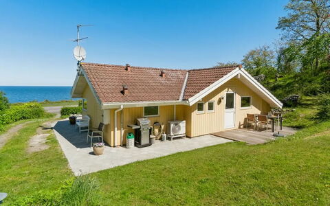 Henric - 75M from the Sea: Bois, Toit, Architecture, Domicile, Maison, Chalet, Siding, Dur, Pente, Biens