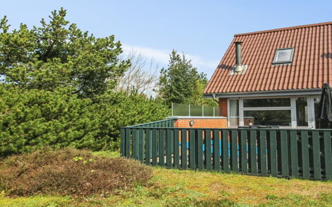 Rufina - 3.5Km from the Sea: Arbuste, Clôture, Accueil Escrime, Jardin, Ombre, Chalet, Pelouse, Aménagement Paysager, Palissade, Cour