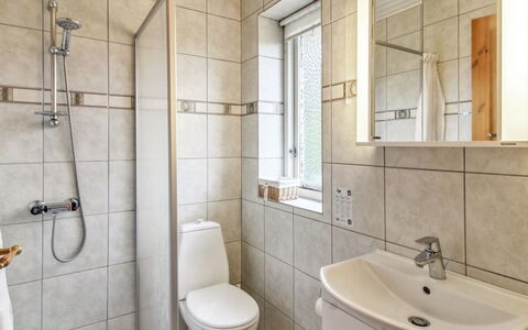Rufina - 3.5Km from the Sea: Sol, Luminaire Plomberie, Sol, Salle De Bains, Design Intérieur, Lavabo, Toilette, Évier, Siège De Toilette, Plomberie