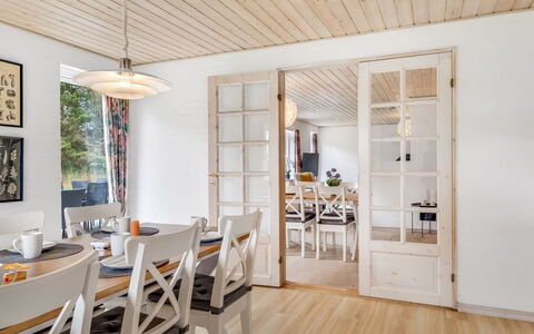 Marlise - 2.5Km from the Sea: Maison, Domicile, Toit, Zone Résidentielle, Chalet, Biens, Ferme, Pelouse, Aménagement Paysager, Siding