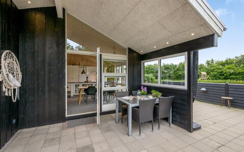 Noreen - 1.4Km to the Fjord: Meubles, Design Intérieur, Sol, Sol, Plafond, Pièce, Chaise, Table, Appartement, Table Cuisine Et Salle A Manger