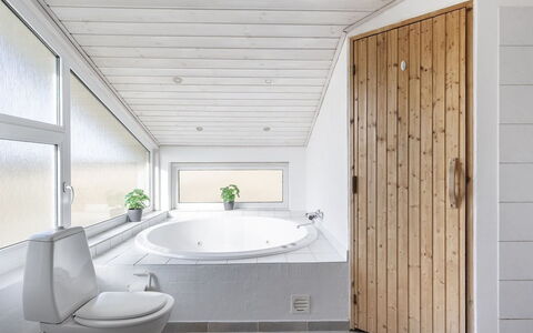 Merta - 150M from the Sea: Sol, Design Intérieur, Sol, Mur, Luminaire Plomberie, Bois, Plafond, Salle De Bains, Pièce, Éclairage