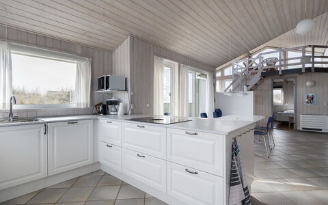 Merta - 150M from the Sea: Cuisine, Bois, Sol, Design Intérieur, Comptoir, Plafond, Sol, Domicile, Cabinetry, Meubles