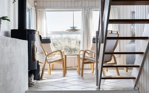 Merta - 150M from the Sea: Bois, Sol, Design Intérieur, Sol, Parquet, Domicile, Chaise, Dur, Tache De Bois, Salon
