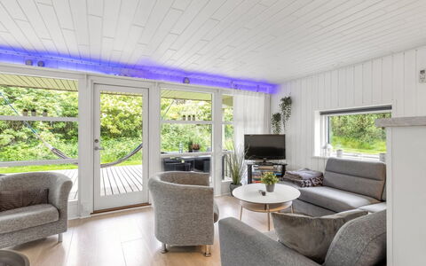 Yngve - 1.2Km from the Sea: Design Intérieur, Plafond, Sol, Éclairage, Sol, Domicile, Meubles, Salon, Luminaire, Pièce