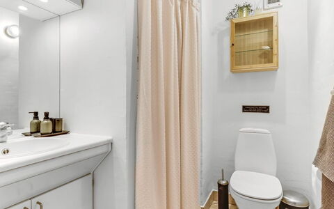 Aster - 150M from the Sea: Siège De Toilette, Mur, Toilette, Luminaire Plomberie, Salle De Bains, Design Intérieur, Sol, Sol, Plomberie, Évier