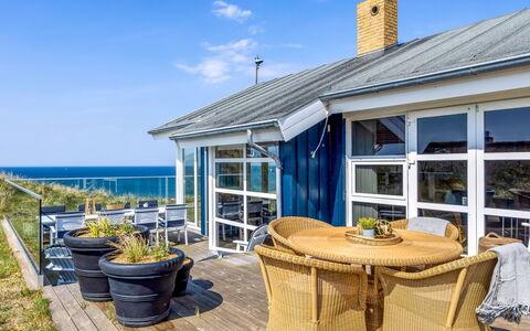 Aster - 150M from the Sea: Bleu, Meubles, Chaise, Domicile, Mobilier De Jardin, Porte, Chalet, Ombre, Porche, Recours