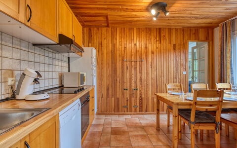 La Chanterelle: Cabinetry, Meubles, Propriété, Evier, Comptoir, Fenêtre, Table, Bois, Évier, Cuisine