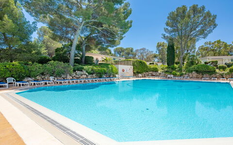 Résidence la Corniche D'Or: L'Eau, Plante, Piscine, Propriété, Ciel, Bleu Azur, Arbre, Bâtiment, Rectangle, Chaise