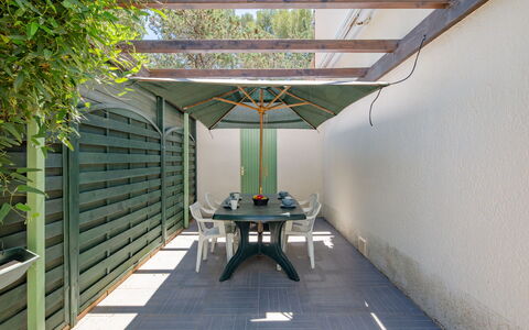 Résidence la Corniche D'Or: Plante, Ombre, Table, Arbre, Maison, Bois, Mobilier De Jardin, Immobilier, Symétrie, Loisir