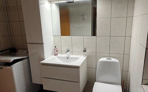 Hansen - 600M from the Sea: Sol, Luminaire Plomberie, Sol, Lavabo, Toilette, Salle De Bains, Siège De Toilette, Design Intérieur, Évier, Armoire De Toilette