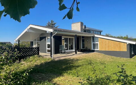 Hansen - 600M from the Sea: Domicile, Maison, Toit, Lot Terre, Chalet, Biens, Ombre, Ferme, Siding, Porche