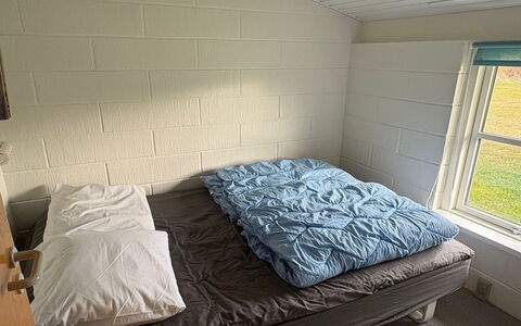 Hansen - 600M from the Sea: Chambre, Bois, Sol, Sol, Lit, Drap De Lit, Literie, Linge, Cadre De Lit, Pièce