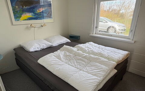 Hansen - 600M from the Sea: Chambre, Lit, Literie, Drap De Lit, Meubles, Sol, Cadre De Lit, Linge, Oreiller