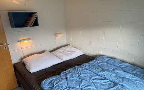 Hansen - 600M from the Sea: Chambre, Mur, Lit, Drap De Lit, Literie, Sol, Design Intérieur, Sol, Cadre De Lit, Éclairage