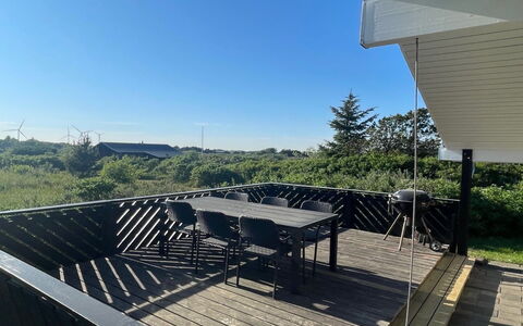 Hansen - 600M from the Sea: Bois, Plate-Forme, Planche, Ombre, Dur, Balcon, Structure En Plein Air, Daylighting, Tache De Bois, Arrière-Cour
