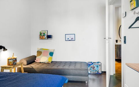 Melina - 900M to the Fjord: Meubles, Design Intérieur, Sol, Mur, Sol, Chambre, Bois, Lit, Pièce, Plafond