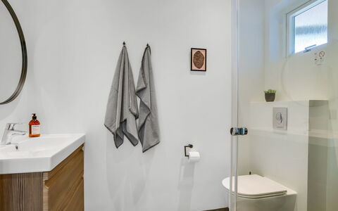 Melina - 900M to the Fjord: Sol, Design Intérieur, Sol, Luminaire Plomberie, Salle De Bains, Plomberie, Armoire De Toilette, Robinet, Pièce, Miroir