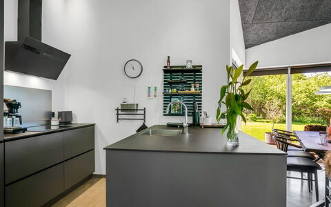Melina - 900M to the Fjord: Cuisine, Design Intérieur, Comptoir, Appareil De Cuisine, Sol, Meubles, Cabinetry, Électroménager, Principaux Appliance, Cuisinière