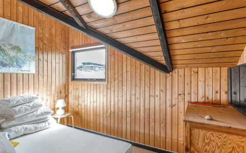 Thorfin - 100M from the Sea: Bois, Plafond, Chambre, Sol, Sol, Design Intérieur, Lit, Dur, Pièce, Tache De Bois
