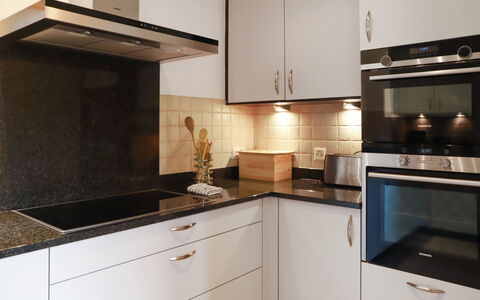 Le Grillon: Cabinetry, Comptoir, Meubles, Propriété, Cuisine, Appareil De Cuisine, Cuisinière, Tiroir, Bois, Design Intérieur