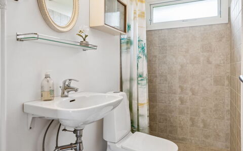 Auli - 125M from the Sea: Salle De Bains, Siège De Toilette, Toilette, Luminaire Plomberie, Design Intérieur, Lavabo, Évier, Sol, Sol, Robinet