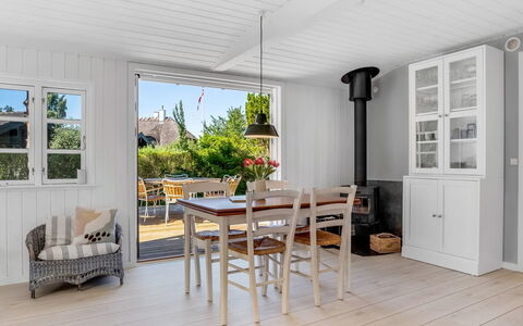 Synnöve - 350M from the Sea: Toit, Maison, Domicile, Chalet, Siding, Biens, Allée, Batiments Jardin, Cour, Cabanon