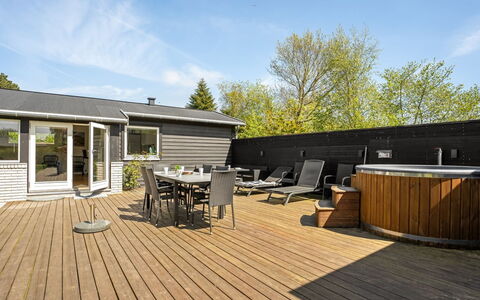 Selve - 600M from the Sea: Bois, Domicile, Porche, Plate-Forme, Dur, Toit, Tache De Bois, Parquet, Eco Hôtel