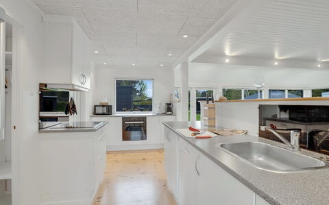 Selve - 600M from the Sea: Cuisine, Sol, Comptoir, Design Intérieur, Plafond, Bois, Sol, Appareil De Cuisine, Cabinetry, Luminaire