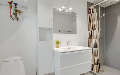 Selve - 600M from the Sea: Sol, Sol, Design Intérieur, Luminaire Plomberie, Salle De Bains, Armoire De Toilette, Bois, Toilette, Lavabo, Évier