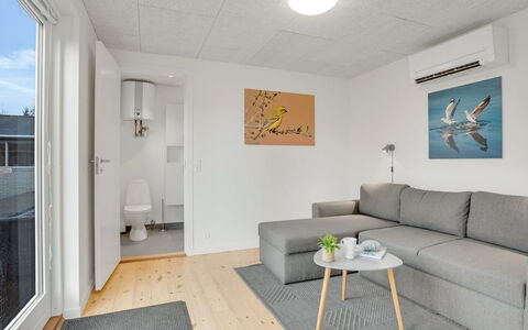 Selve - 600M from the Sea: Sol, Sol, Design Intérieur, Mur, Bois, Plafond, Meubles, Pièce, Salon, Appartement
