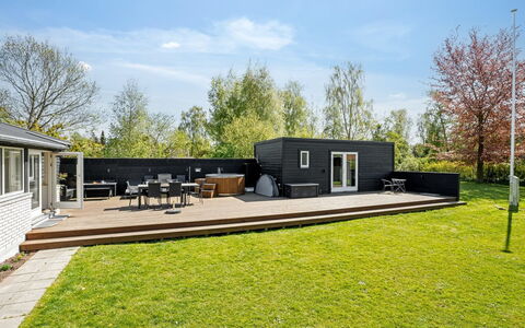 Selve - 600M from the Sea: Domicile, Siding, Jardin, Chalet, Ombre, Biens, Aménagement Paysager, Pelouse, Cour, Plate-Forme