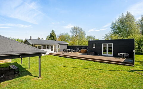 Selve - 600M from the Sea: Domicile, Toit, Chalet, Pelouse, Biens, Ombre, Jardin, Cour, Aménagement Paysager, Ferme