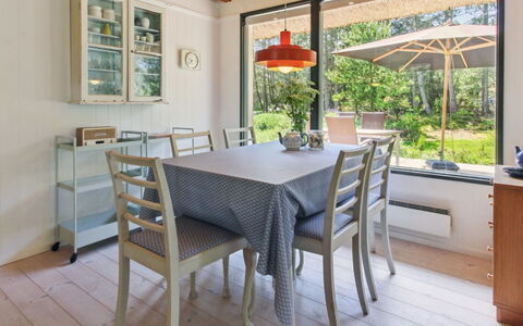 Kersta - 3.3Km from the Sea: Meubles, Design Intérieur, Chaise, Sol, Table, Salle À Manger, Table Cuisine Et Salle A Manger, Bois, Sol, Plafond