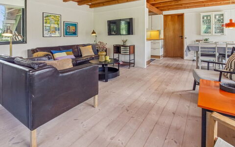 Kersta - 3.3Km from the Sea: Meubles, Sol, Sol, Design Intérieur, Parquet, Bois, Canapé, Plafond, Salon, Pièce