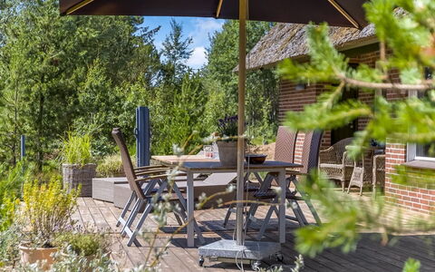 Kersta - 3.3Km from the Sea: Meubles, Chaise, Mobilier De Jardin, Arbuste, Jardin, Tableau De Plein Air, Ombre, Parapluie, Eco Hôtel, Pot De Fleur