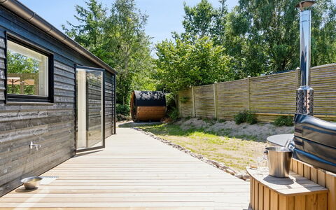 Lonneke - 450M from the Sea: Toit, Maison, Domicile, Chalet, Porte, Siding, Plate-Forme, Porche, Planche, Dur