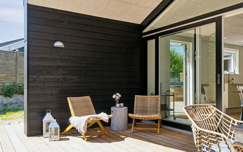 Lonneke - 450M from the Sea: Toit, Maison, Domicile, Chalet, Porte, Siding, Plate-Forme, Porche, Planche, Dur
