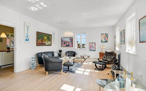 Ejnarine - 600M to the Fjord: Meubles, Design Intérieur, Sol, Sol, Mur, Parquet, Bois, Plafond, Canapé, Salon