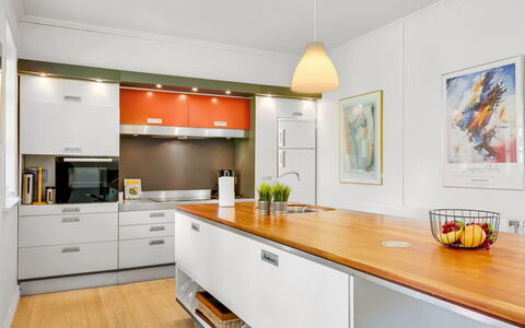 Ejnarine - 600M to the Fjord: Cuisine, Cabinetry, Comptoir, Meubles, Design Intérieur, Sol, Appareil De Cuisine, Bois, Principaux Appliance, Plafond