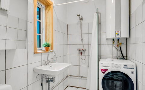 Ejnarine - 600M to the Fjord: Sol, Luminaire Plomberie, Sol, Design Intérieur, Salle De Bains, Évier, Plomberie, Robinet, Plafond, Toilette