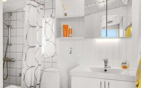 Senija - 334M from the Sea: Design Intérieur, Luminaire Plomberie, Lavabo, Sol, Évier, Salle De Bains, Sol, Robinet, Plomberie, Éclairage