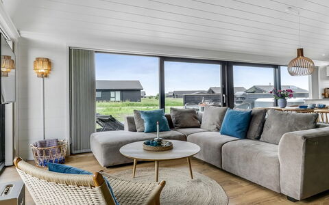 Ata - 400M from the Sea: Meubles, Design Intérieur, Sol, Sol, Plafond, Pièce, Chaise, Table, Appartement, Table Cuisine Et Salle A Manger