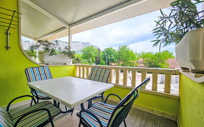Omiš 110: Table, Meubles, Propriété, Chaise, Vert, Bâtiment, Plante, Ombre, Design Intérieur, Bois