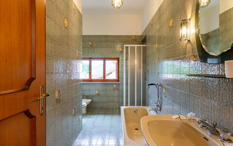 Claudio: Miroir, Robinet, Luminaire Plomberie, Propriété, Évier, Bâtiment, Salle De Bains, Éclairage, Bois, Baignoire
