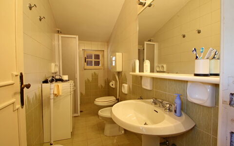 Villa Maddalena: Miroir, Robinet, Luminaire Plomberie, Évier, Propriété, Lavabo, Salle De Bains, Violet, Design Intérieur, Éclairage