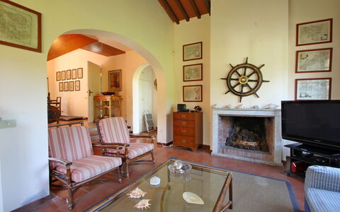 Villa Maddalena: Cadre, Meubles, Canapé, Propriété, Bois, Table, Architecture, Chaise, Design Intérieur, Salon