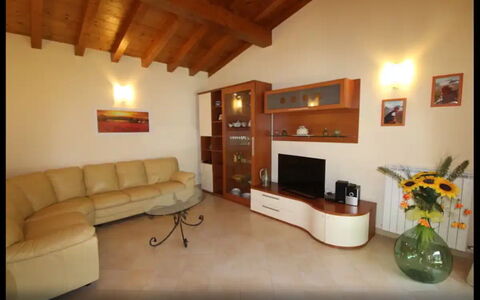 Villa Carducci: Cadre, Bâtiment, Meubles, Plante, Canapé, Confort, Bois, Télévision, Plante D'Appartement, Fleur